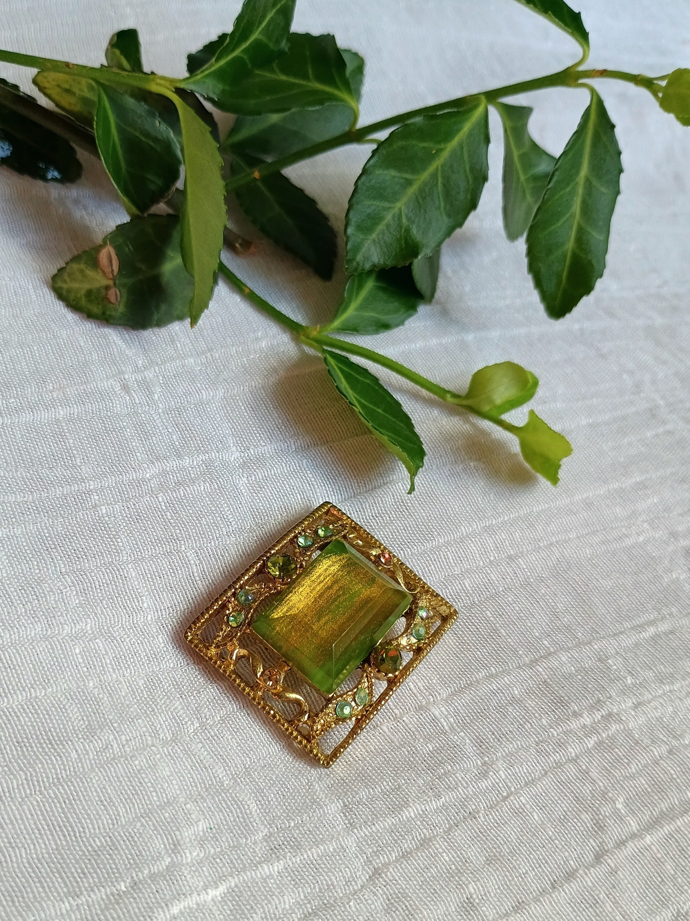 🧚🏼‍♀️ FAIRY CORE 🧚🏼‍♀️ VTG Gold Tone, Crystal & Lucite Whimsical Charm